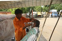 Getting a shave, Agra. Click to see big picture (87 KB)